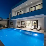 Villa Luxury With A Swimming Pool - 23550