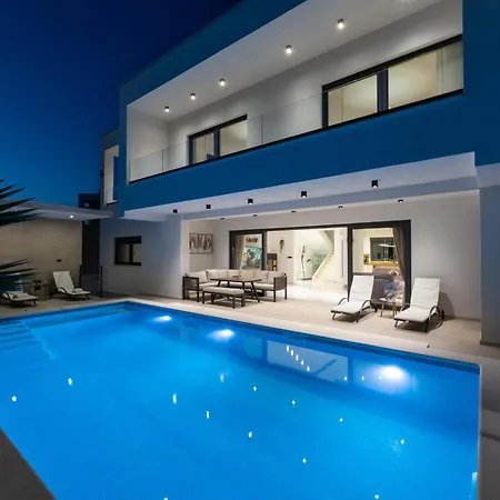 Vila Luxury With A Swimming Pool - 23550