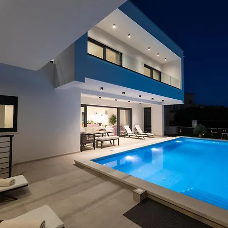 Luxury With A Swimming Pool - 23550