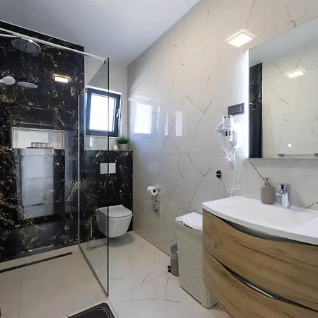 Luxury With A Swimming Pool - 23550