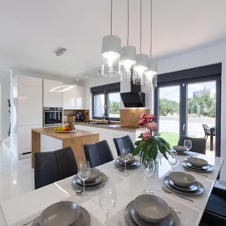 Villa Luxury With A Swimming Pool - 23550 *