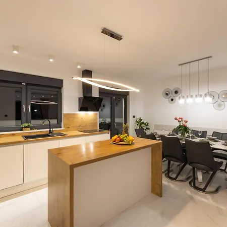 Luxury With A Swimming Pool - 23550