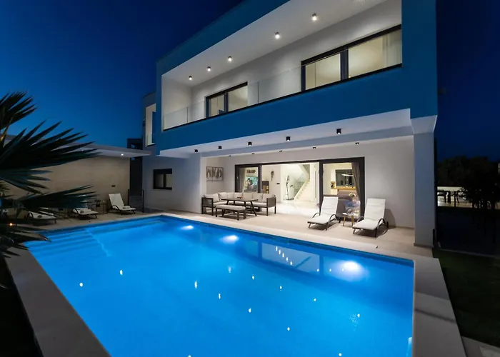 Villa Luxury With A Swimming Pool - 23550