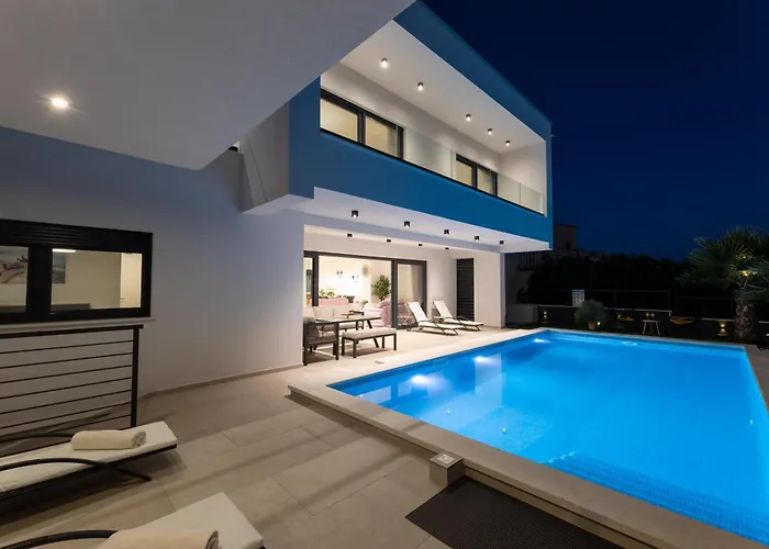 Luxury With A Swimming Pool - 23550