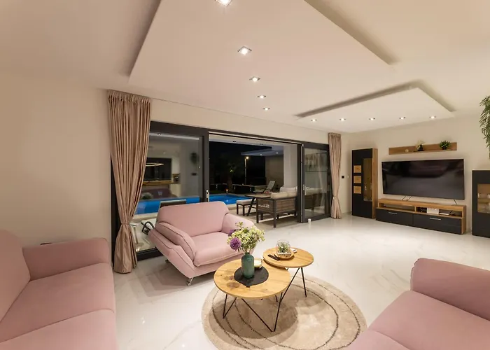 Villa Luxury With A Swimming Pool - 23550 *