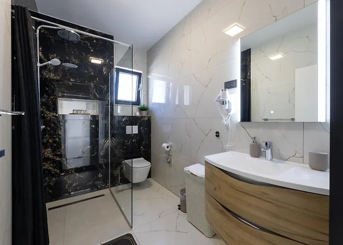 Luxury With A Swimming Pool - 23550