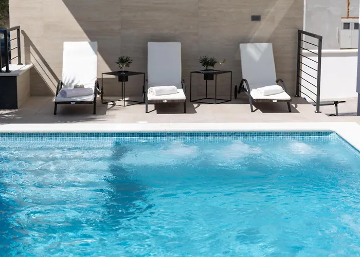 Villa Luxury With A Swimming Pool - 23550